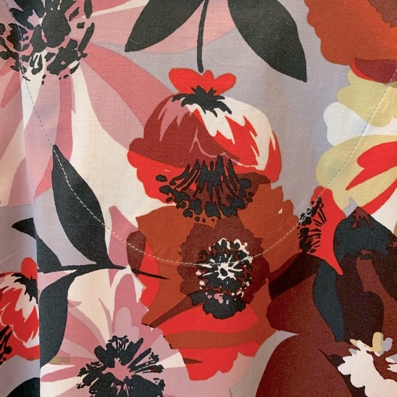 Inspire confidence with Grey’s anatomy vibrant nursing top M - Picture 5 of 8